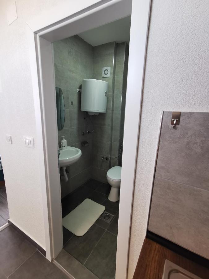 Gopo Guesthouse Elshani Екстер'єр фото