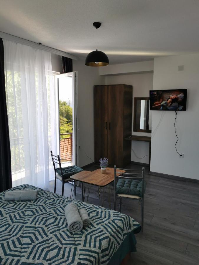 Gopo Guesthouse Elshani Екстер'єр фото