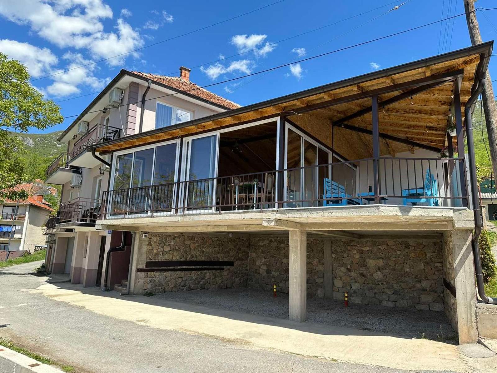 Gopo Guesthouse Elshani Екстер'єр фото